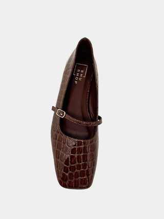Adele Flat