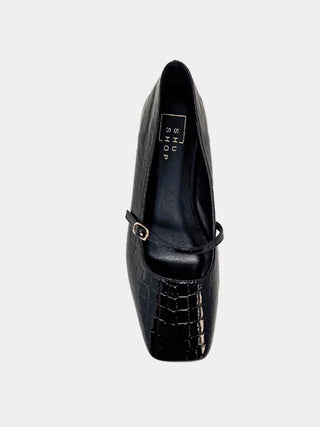Adele Flat